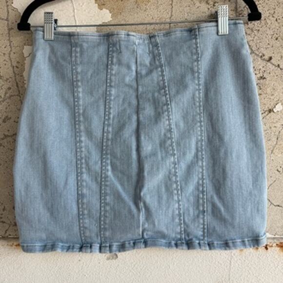 Free People Denim Mini Skirt Light Wash Blue Zip Front Stretchy Mid Rise Size 6 - Picture 6 of 9